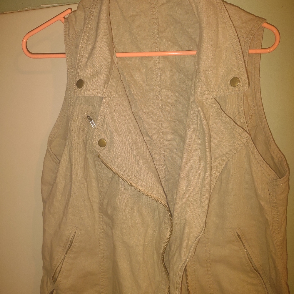 Woman's Maurices Beige Zip Up Sleeveless Kahki Vest size 2 demensions are 20"x20